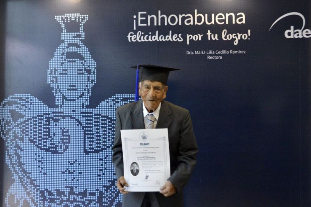 Abuelito de 86 años se Gradúa de la licenciatura de Ingeniería